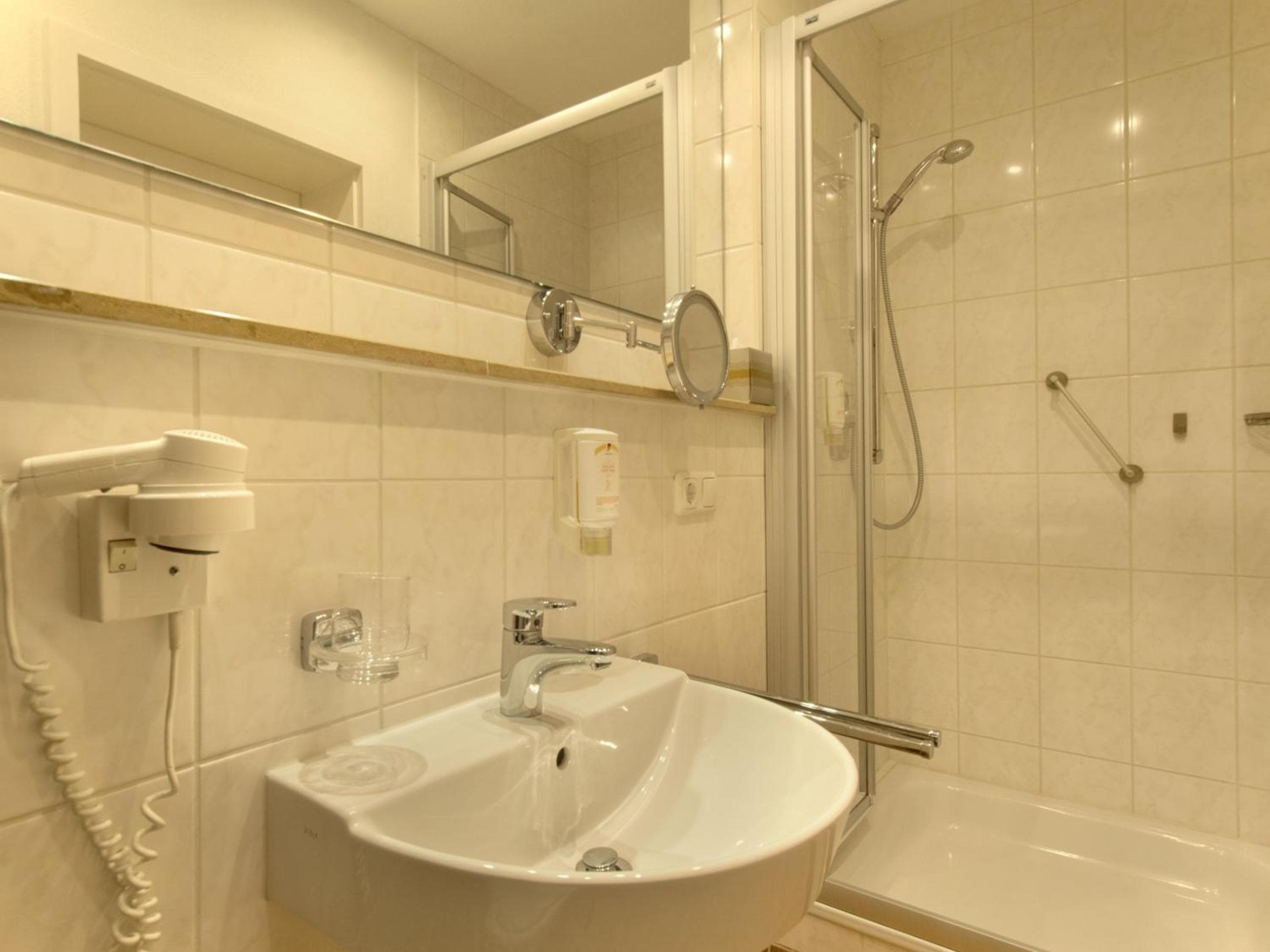 Hotel Kriemhild am Hirschgarten, Munich, photo 2