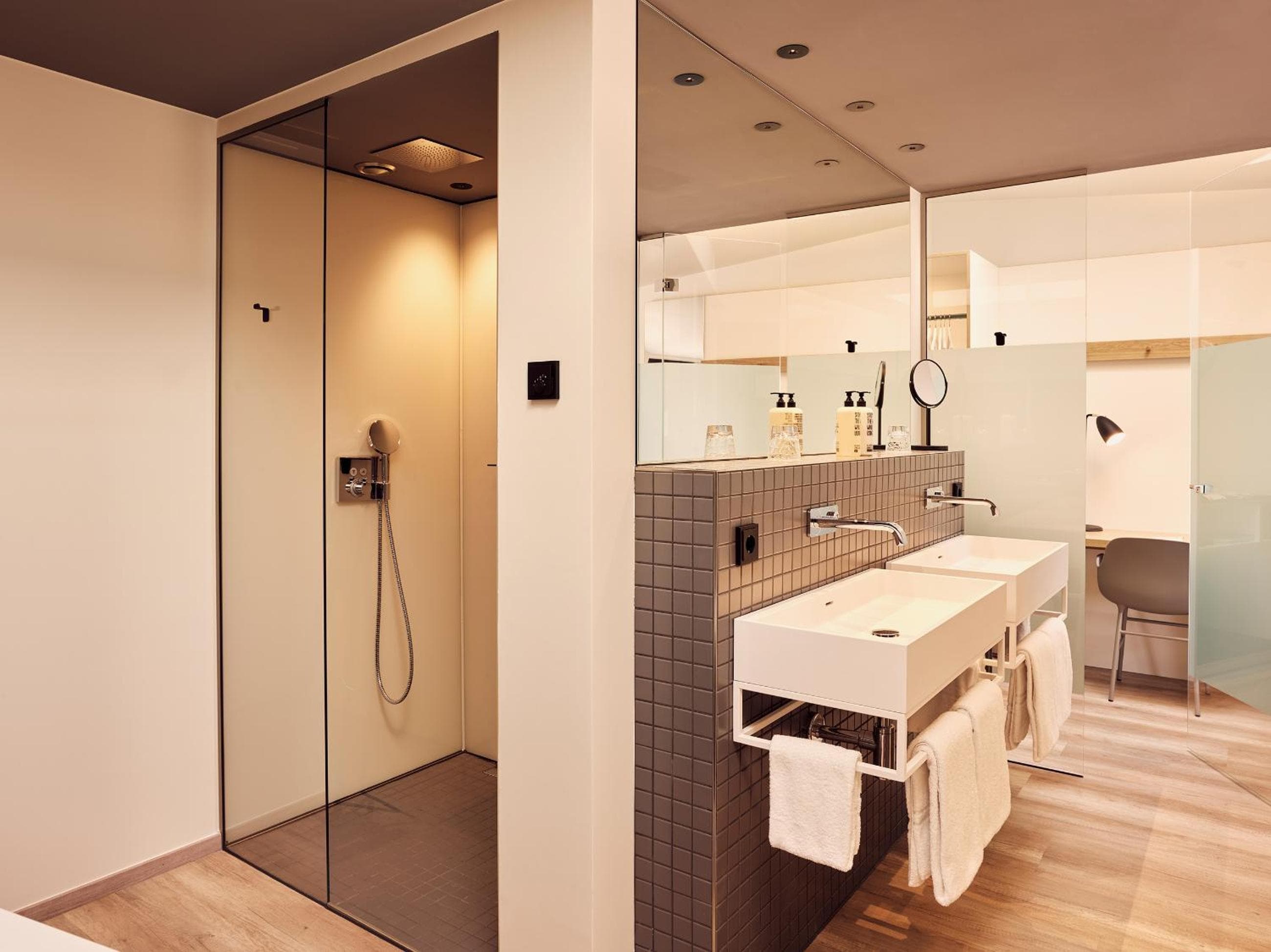 Schwabinger Wahrheit by Geisel, Munich: bathroom