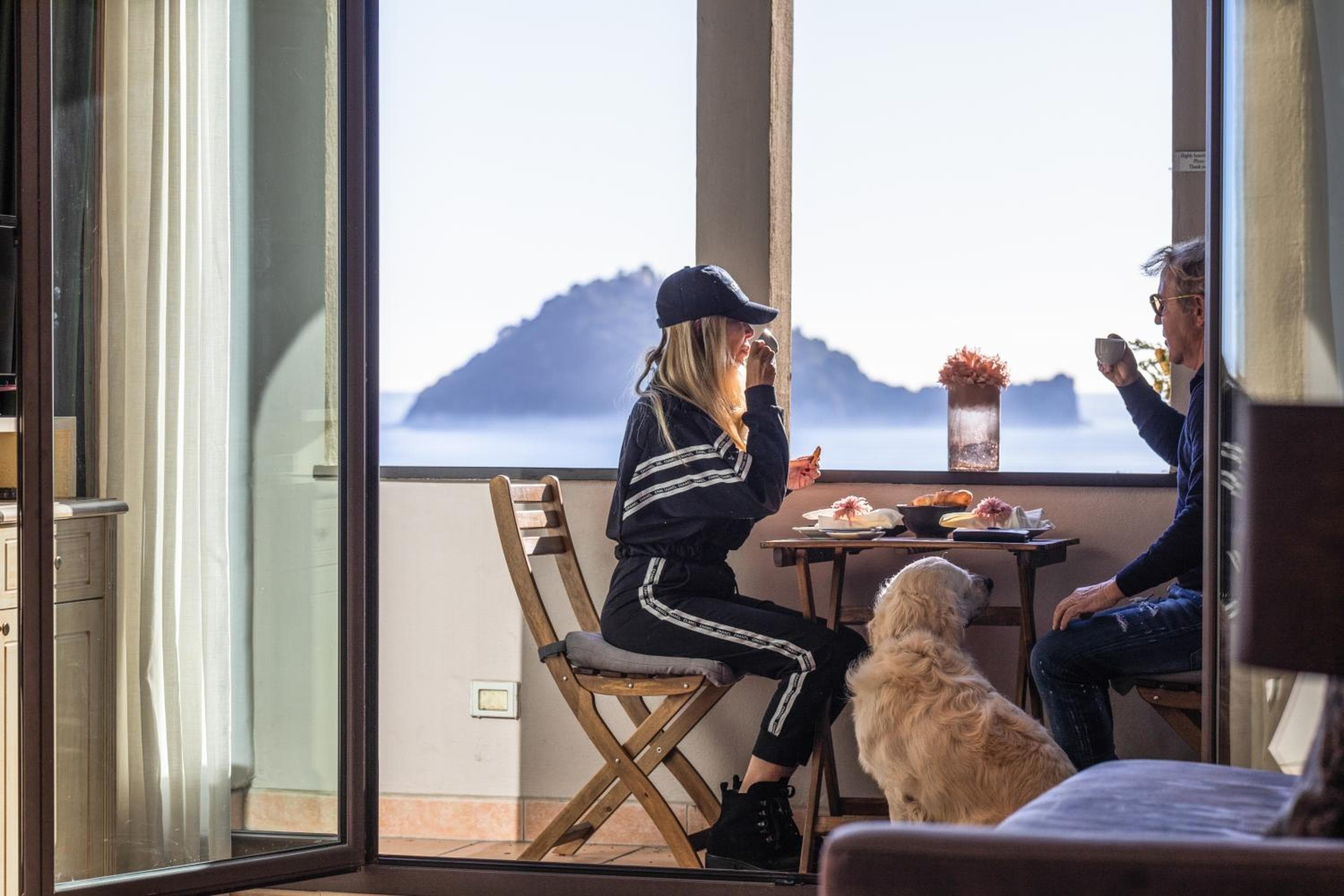 Baba Residences, Alassio: couple at breakfast by the window with their dog, sea view