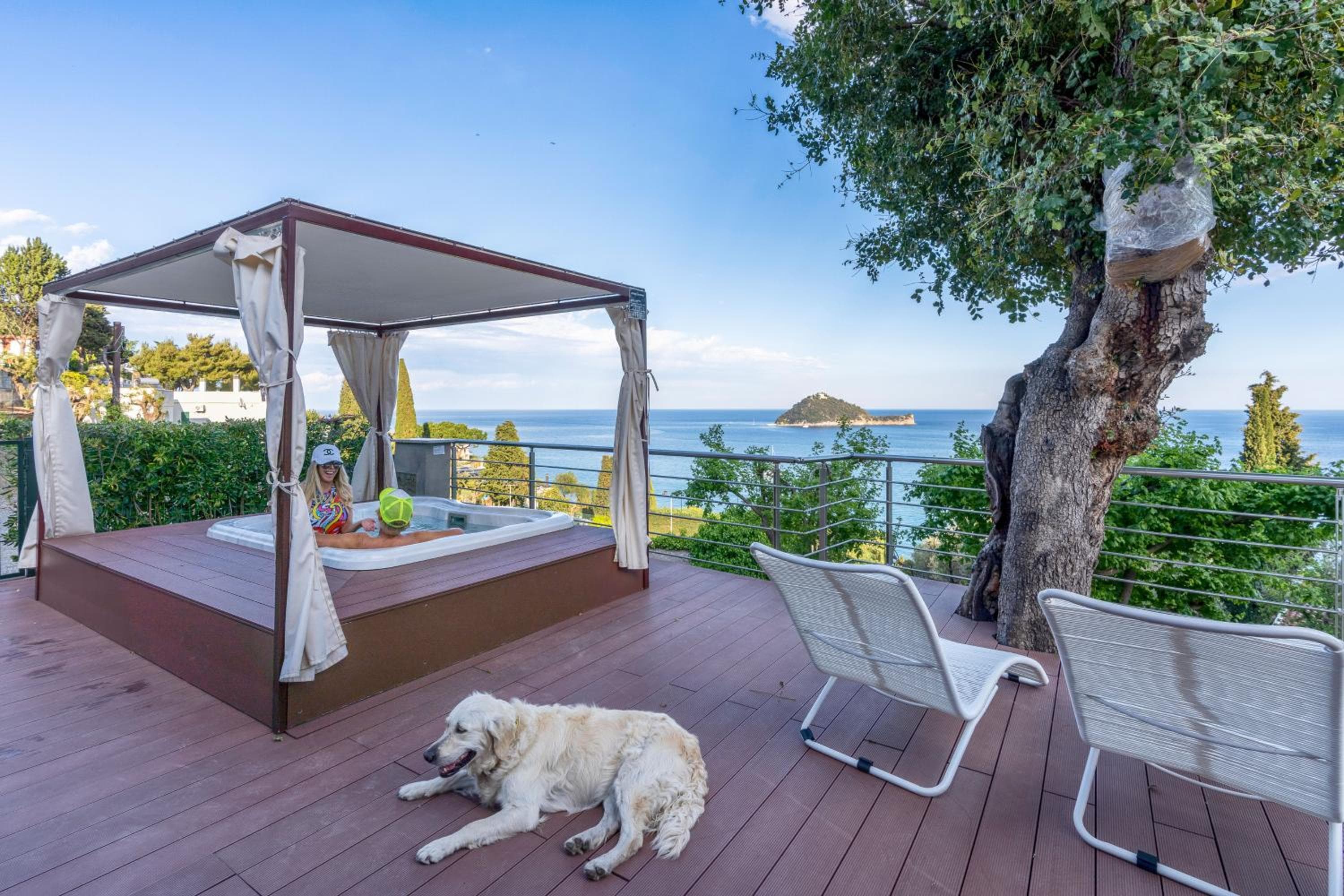 Baba Residences, Alassio: dog on the deck by the sea-view gazebo with hot tub