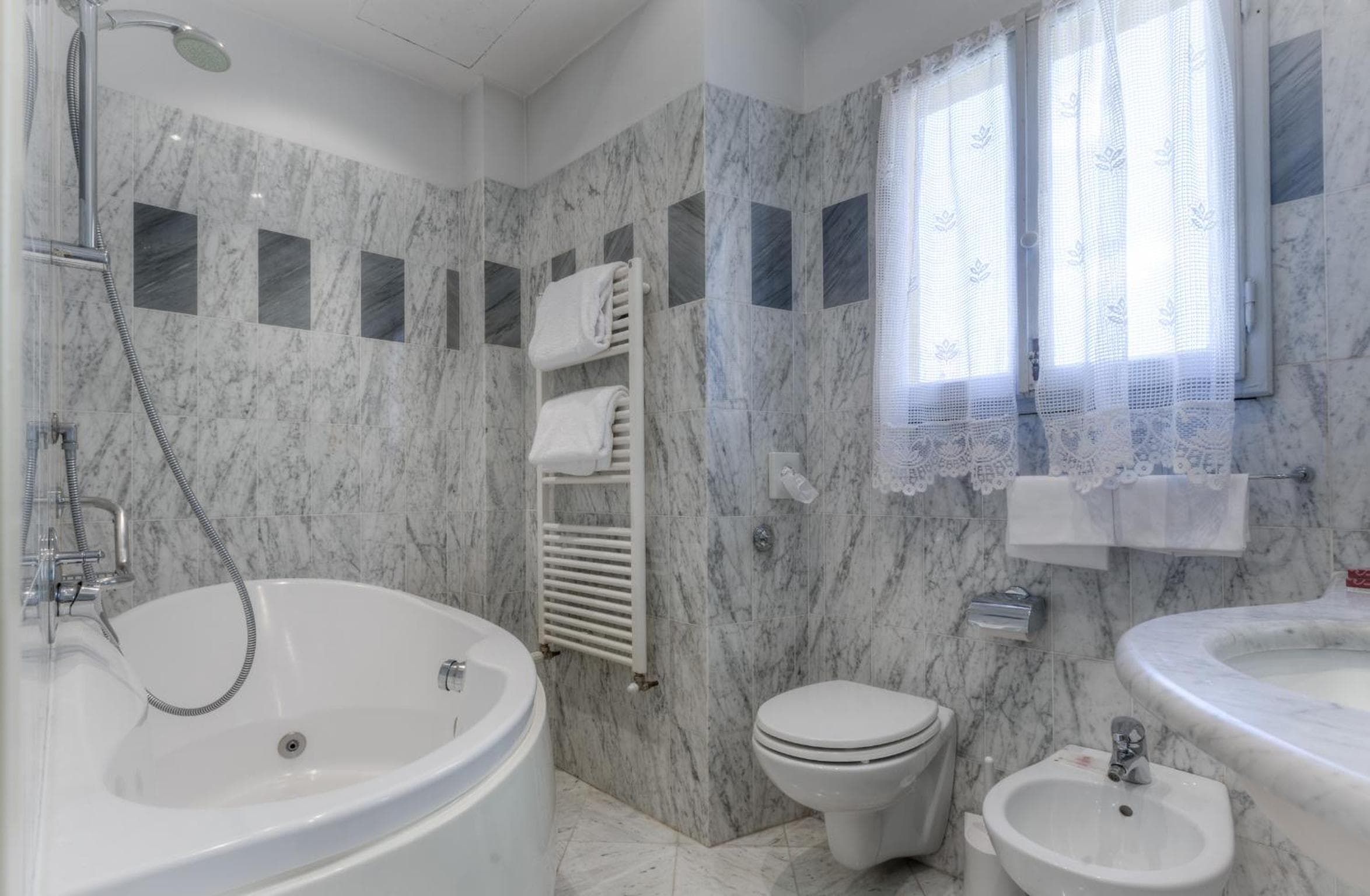 Hotel Palazzo dal Borgo, Florence: bathroom