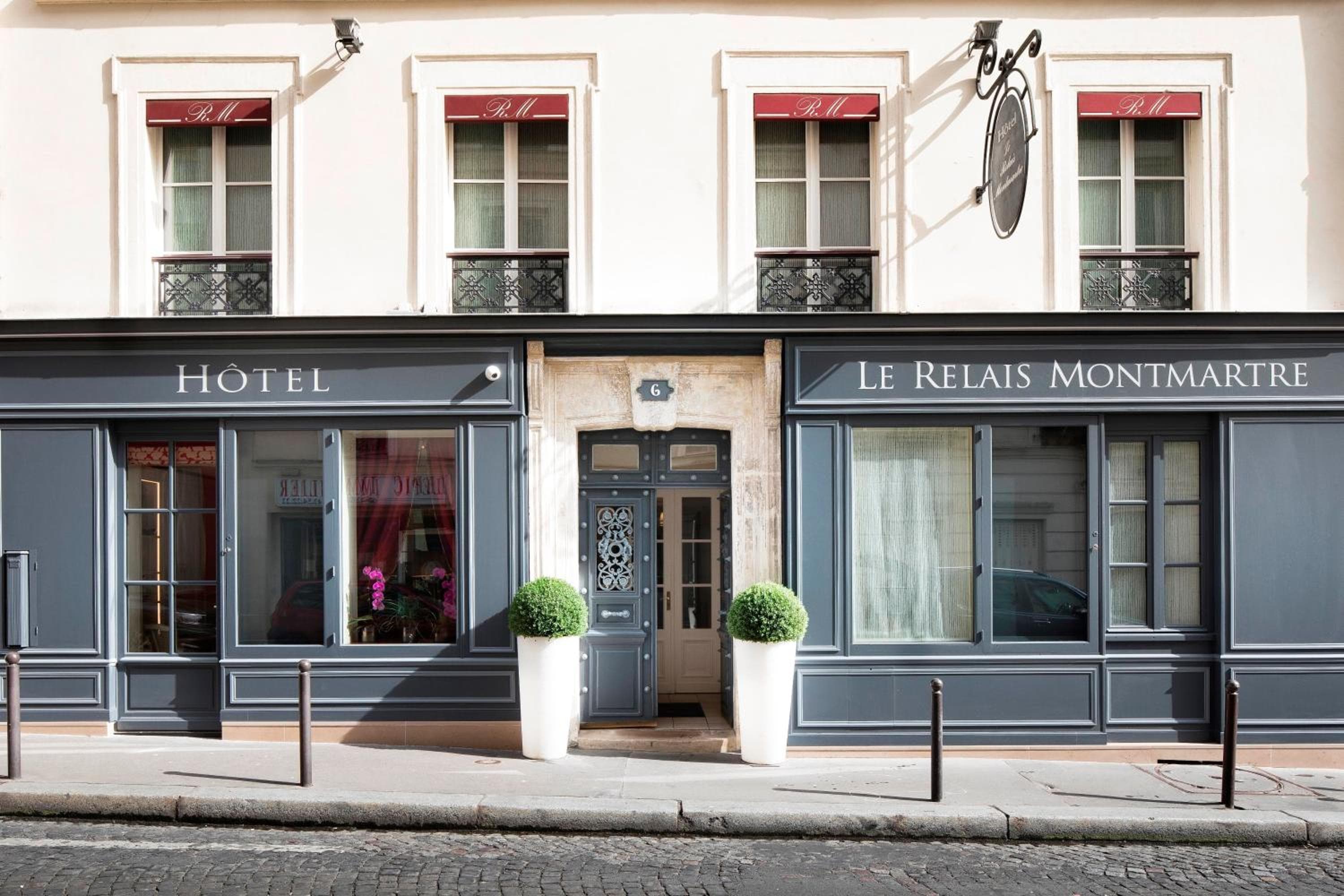 Le Relais Montmartre, Paris: building