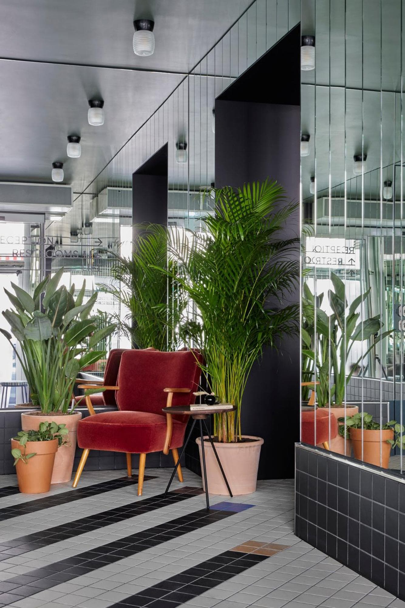 Schwan Locke, Munich: recepcion & lobby