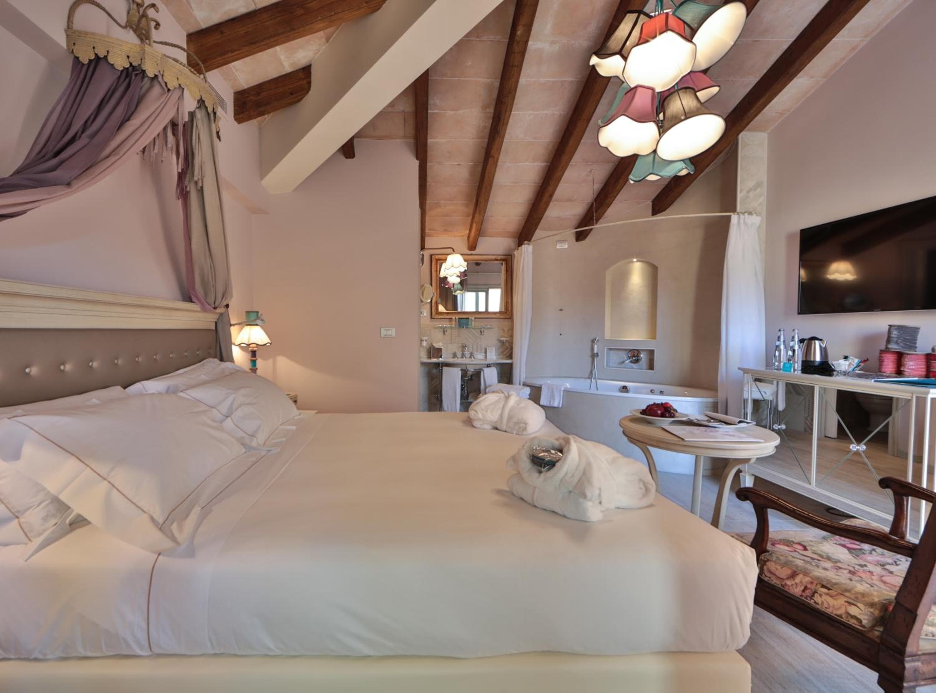 Ville Sull'Arno - Preferred Hotels & Resorts, Florence: small dog on the bed in a double room